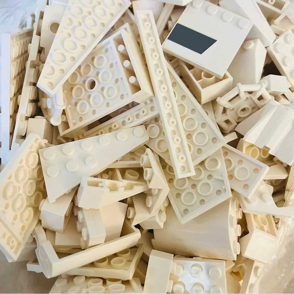LEGO | Random assortment of white lego bricks, pieces, and parts 1lb + - Picture 4 of 5
